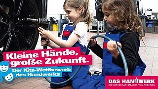 Zwei kleine Mädchen hantieren an einem Autoreifen. Im Vordergrund "Kleine Hände, große Zukunft. Der Kita-Wettbewerb des Handwerks"