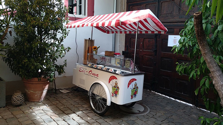 Ein Eiswagen steht in einem Hinterhof.