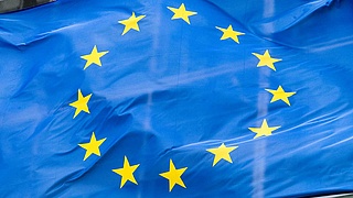 EU-Flagge vorm dem Berlaymont-Gebäude der EU-Kommission in Brüssel.