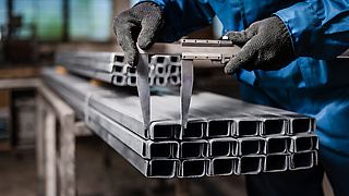 Metallprofile werden vermessen