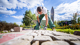 Gärtner Steine setzen