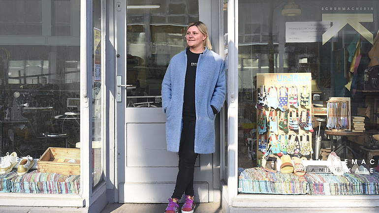 Karina Ranft vor ihrem Schuhladen