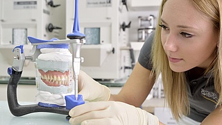 Nahaufnahme einer Zahntechnikerin in einem Dentallabor.