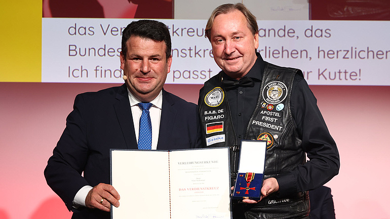 2024 wurde Claus Niedermaier das Bundesverdienstkreuz überreicht von Hubertus Heil