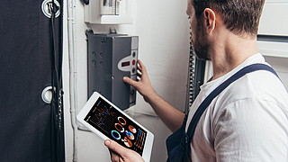 Elektriker mit einem Tablet