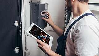 Elektriker mit einem Tablet