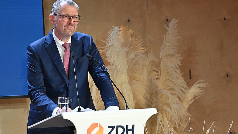 BDA-Päsident Dr. Rainer Dulger auf dem Podium bei der Abschiedsveranstaltung zu Ehren des ZDH-Präsidenten Hans Peter Wollseifer