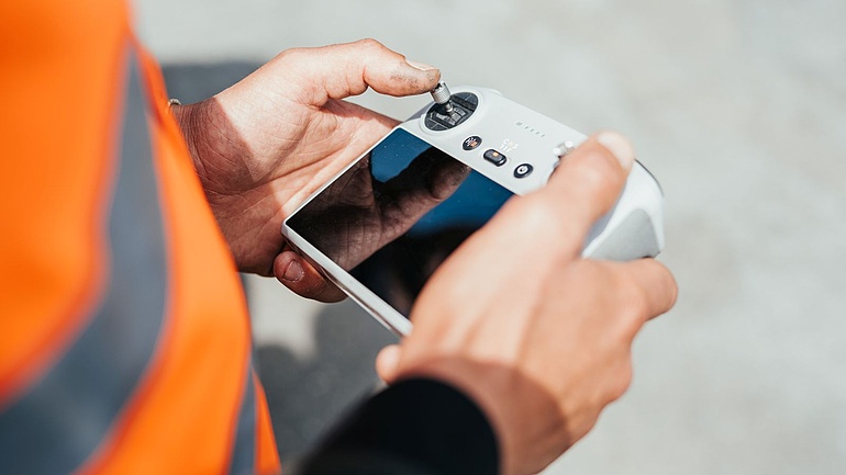 Mit dem Joystick werden die Höhe und die Vorwärts-, Rückwärts- und Seitenbewegung gesteuert