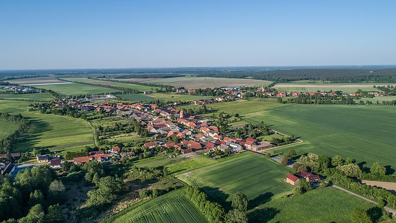 Das Dorf Bardenitz aus der Vogelperspektive bei Sonnenschein.