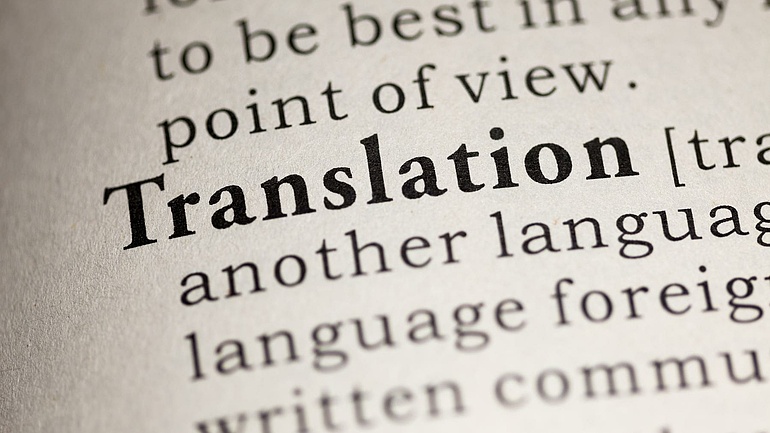 Nahaufnahme eines englischen Wörterbuchs, die den Begriff "Übersetzung" zeigt.