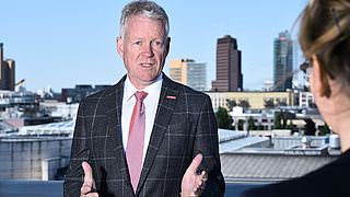 Holger Schwannecke auf der Dachterrasse des Hauses des Handwerks in Berlin