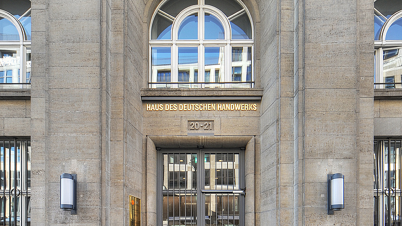 Eingangstür/Frontfassade des Haus des Deutschen Handwerks in Berlin.
