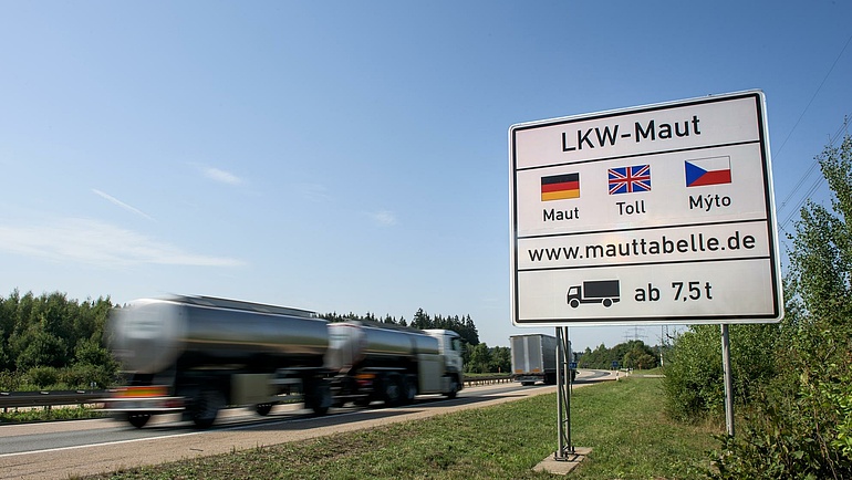 Aufstellung Schild Toll-Collect (Maut für LKW ab 7,5 Tonnen) auf der Autobahn A6 bei Waidhaus; aufgenommen am Dienstag (01.09.15) in Waidhaus.