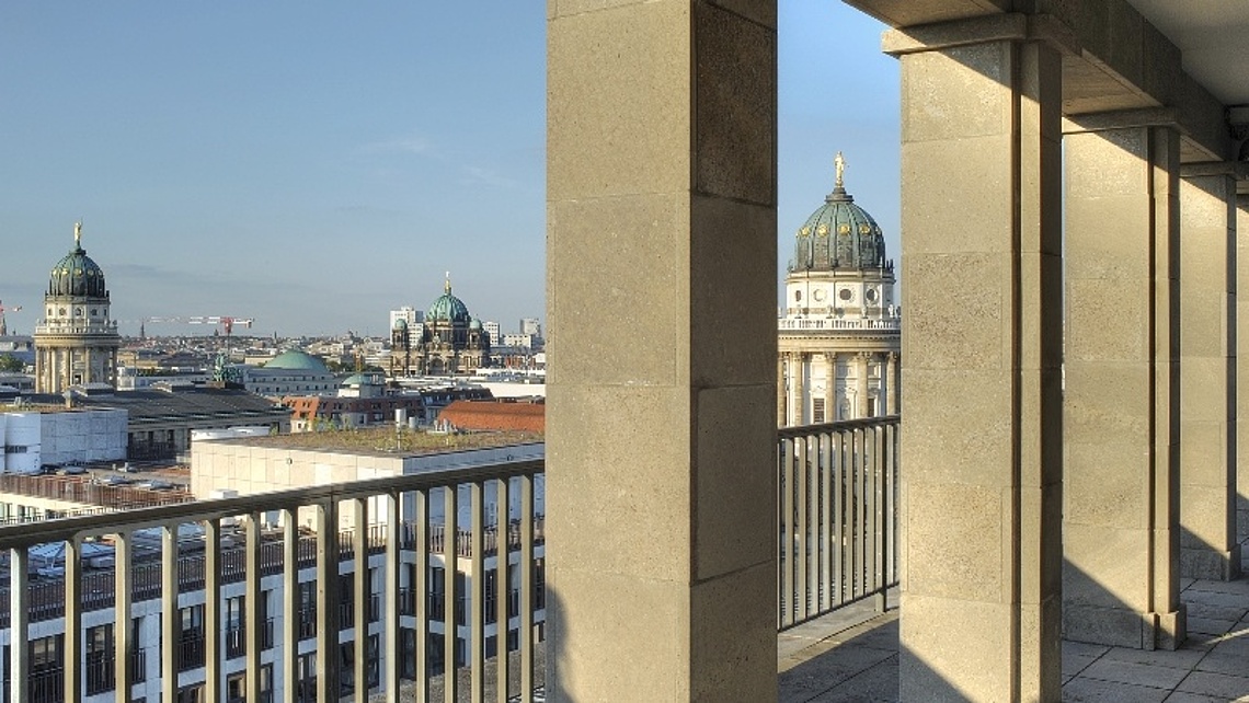 Seitlicher Blick vom "Haus des Deutschen Handwerks" auf den Gendarmenmarkt in Berlin.