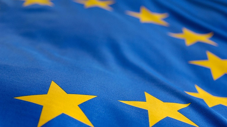 Nahaufnahme einer Europaflagge: Goldene Sterne auf blauem Hintergrund