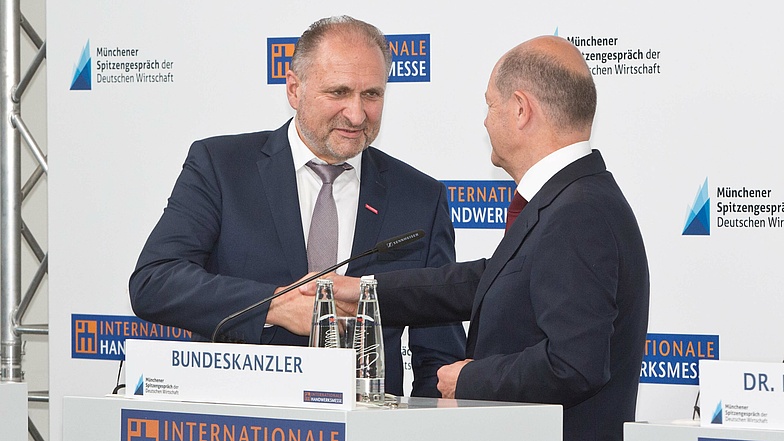 Pressekonferenz beim Spitzengespräch der Deutschen Wirtschaft 2022: ZDH-Präsident Hans Peter Wollseifer und Bundeskanzler Olaf Scholz