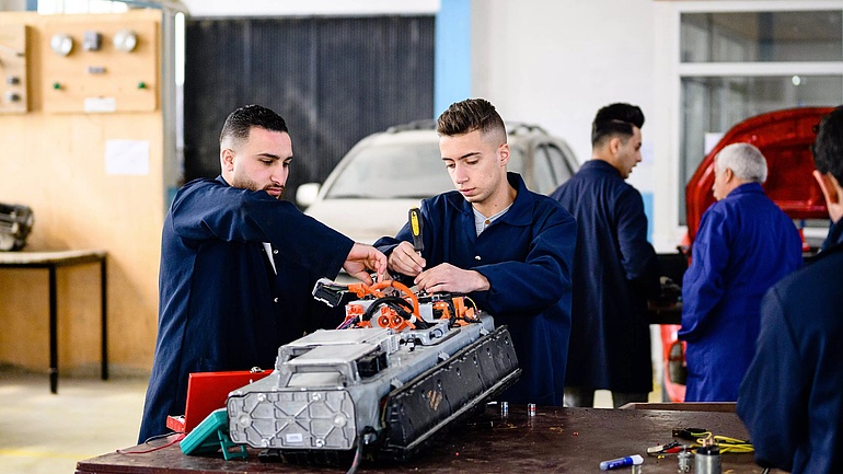 Junge Mechaniker an einer Werkbank in Jordanien