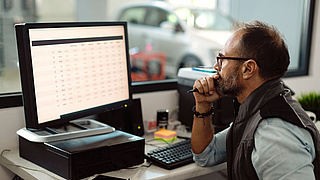 Autowerkstatt Manager am Computer
