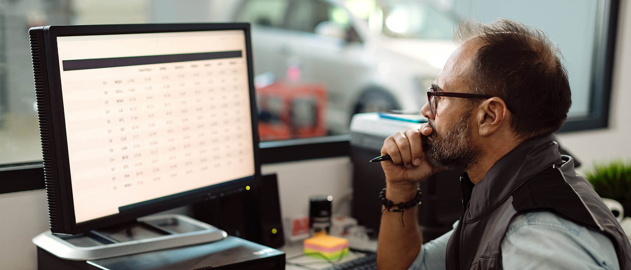 Autowerkstatt Manager am Computer