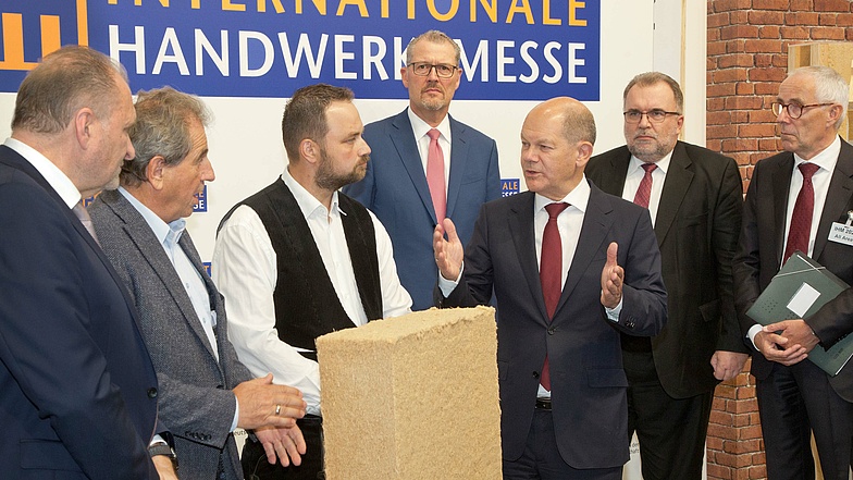 IHM-Messerundgang mit Bundeskanzler Olaf Scholz