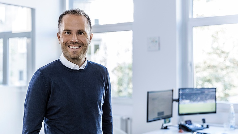 Inhaber Sebastian Fuchs im Büro seines SHK-Betriebes. 