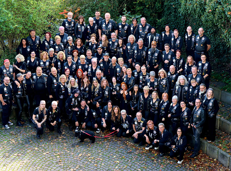 Gruppenfoto: : Seit 2016 ist der Verein auf rund 800 Friseure in neun Ländern angewachsen. Hier ein Teil der deutschen Mitglieder