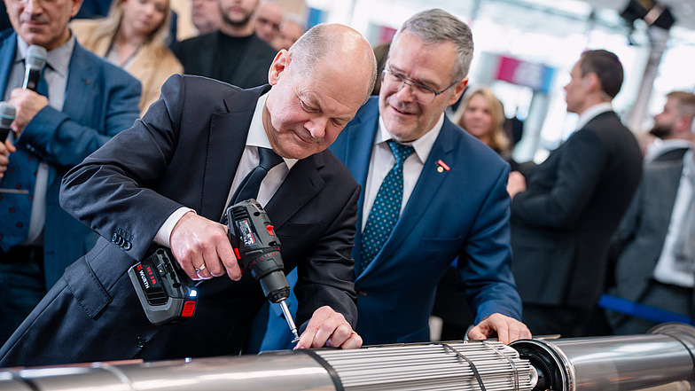 Olaf Scholz und Jörg Dittrich auf Messerundgang