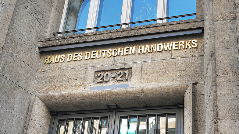Eingangstür/Frontfassade des Haus des Deutschen Handwerks in Berlin.