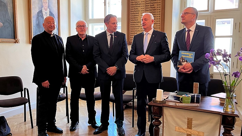 v.l.n.r Hans-Joachim Wahl, Bundespräses des Kolpingwerks Deuschland, Dieter Vierlbeck, stellv. Hauptgeschäftsführer der Handwerkskammer München, Karl-Sebastian Schulte, Geschäftsführer des Zentralverbandes des Deutschen Handwerks, Reinhart Guib, Bischof der Evangelischen Kirche A.B. in Rumänien, Thomas Adomeit, Bischof der evang.-lutherischen Kirche in Oldenburg 