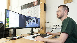 Modellbauer am COmputer