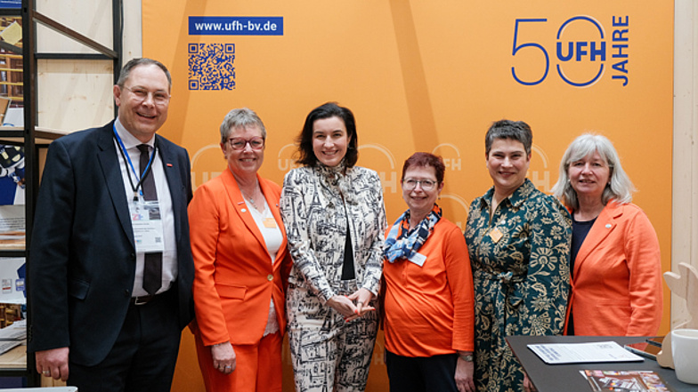 Bundesforschungsministerin Dorothee Bär und UDH-Geschäftsführer Karl-Sebastian Schulte am Stand der UnternehmerFrauen im Handwerk auf ZUKUNFT HANDWERK 2026.