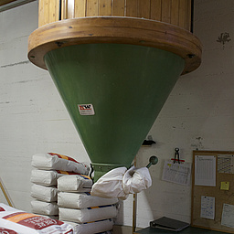 Moderne Getreidemühle und Mehlsäcke