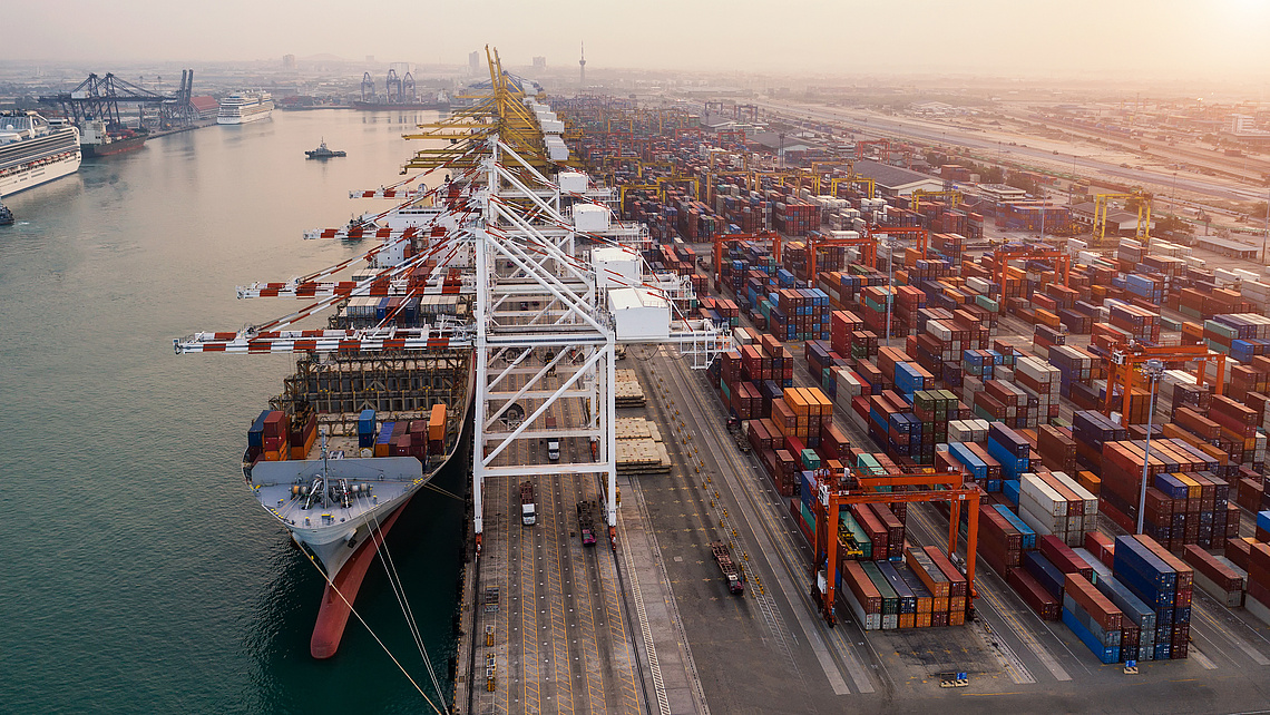 Containerschiff im Hafen