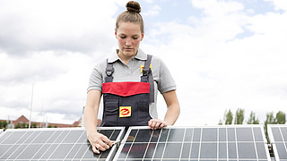 Elektronikerin für Energie- und Gebäudetechnik installiert Photovoltaikanlage