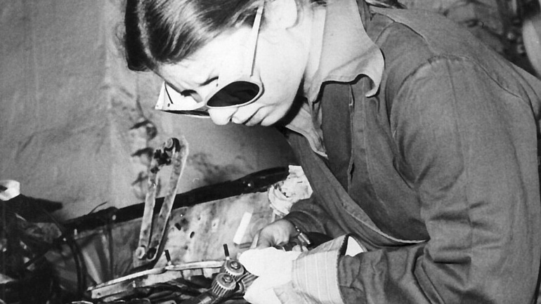 Schlosserin demonstriert verschiedene Arbeitsgänge im Schlosser-Handwerk, ca. 1960. Foto RWWA/Center Press