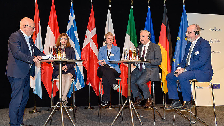 Europäische Handwerkskonferenz 2025 in München: (v.l.n.r.) Moderator Dr. Detlef Fechtner; Manuela Geleng, Direktorin GD EMPL: Prof. Dr. Nicole Naeve-Stoß, Uni Köln; Joël Fourny Präsident CMA France; Alexander Rauner, WKÖ