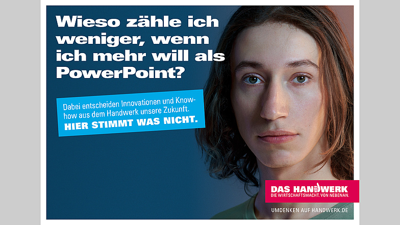 Plakatmotiv aus der Handwerkskampagne 2022. Text auf dem Bild: "Wieso zähle ich weniger, wenn ich mehr will als PowerPoint?"" 