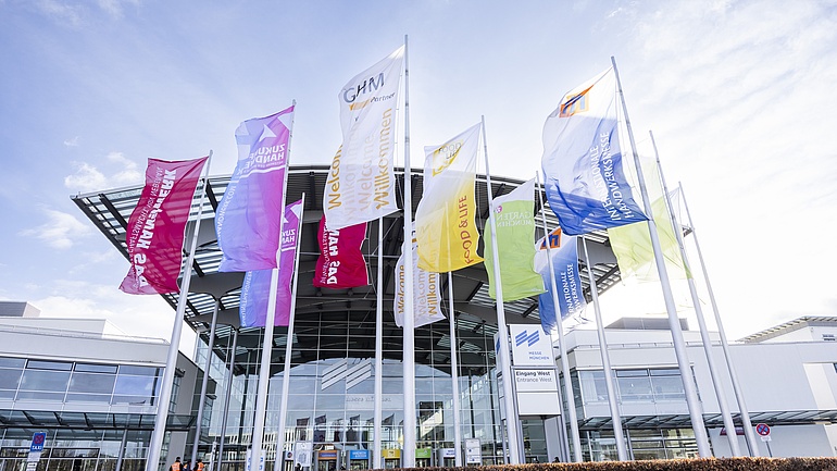 Messe München Eingang, Fahnen