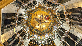 Blick von unten auf die innere Kuppel des Aachener Doms.