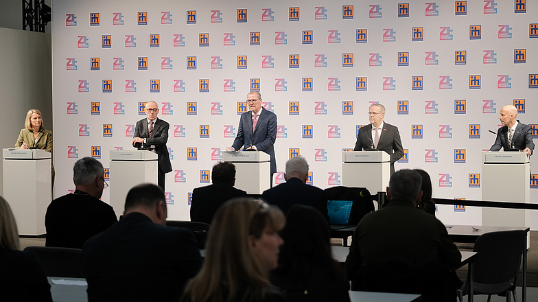 Münchner Spitzengespräch der Deutschen Wirtschaft 2025: Pressekonferenz (v.l.n.r.) Beate Preuschoff (ZDH-Pressesprecherin), Peter Adrian (DIHK), Dr. Rainer Dulger (BDA), Jörg Dittrich (ZDH), Dr.-Ing. E.h. Peter Leibinger (BDI)