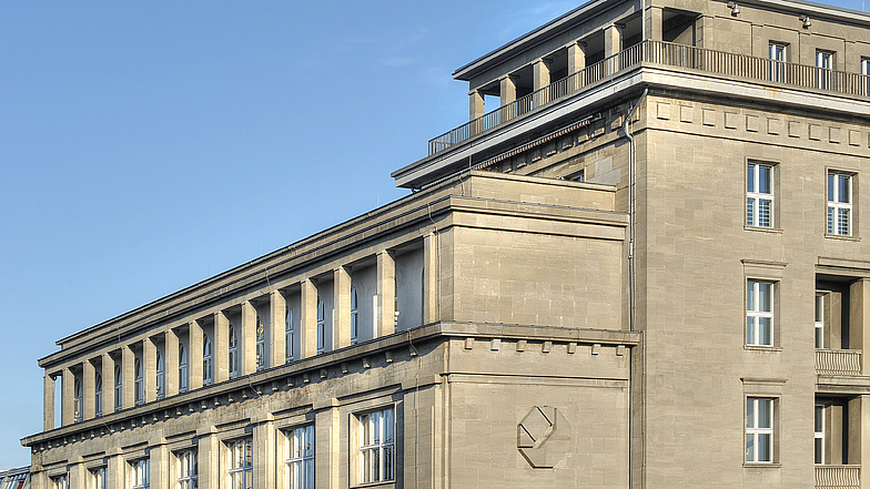 Foto von der Fassade des Haus des Deutschen Handwerks in Berlin.
