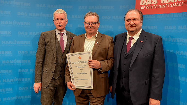 Wilhelm Knoll (mittig) ist mit dem „Heribert-Späth-Preis für besondere Ausbildungsleistungen im Handwerk“ 2019 ausgezeichnet worden. 