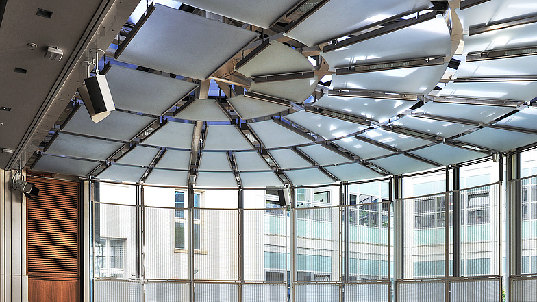 Glaskuppel in einem Konferenzsaal im Haus des Deutschen Handwerks.