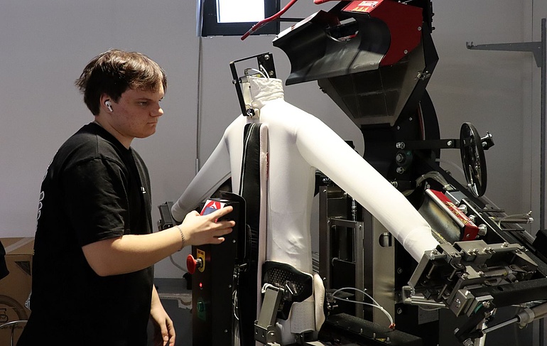 Oleksander ist einer von nur zwei Azubis berlinweit in der Textilreinigung.