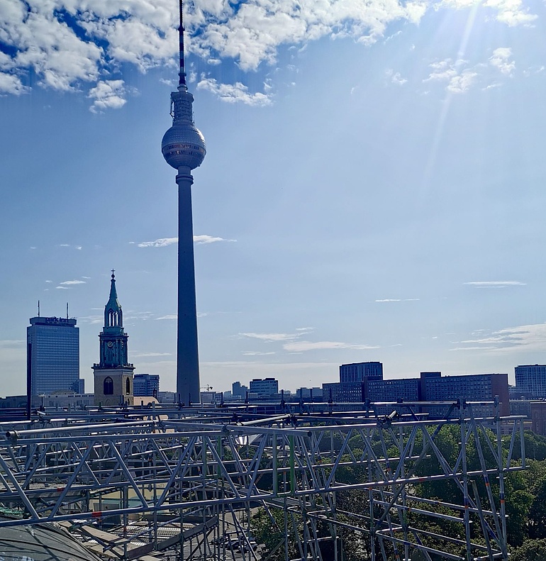 Ein Blick über Berlin, ein größeres Gerüst ist am Gebäude montiert