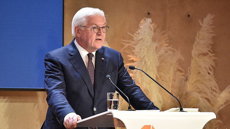 Bundespräsident Frank-Walter Steinmeier am Rednerpult bei der Verabschiedung des ZDH-Präsidenten Hans Peter Wollseifer