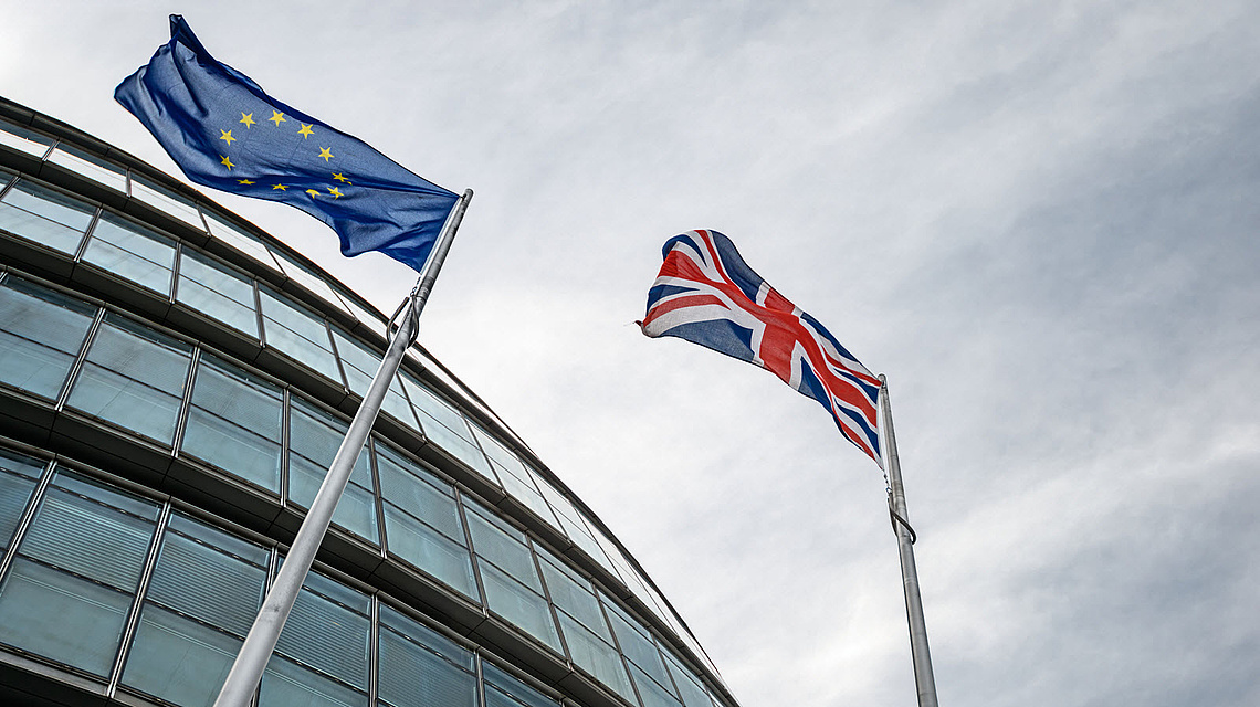 wehende Flaggen EU und Großbritannien