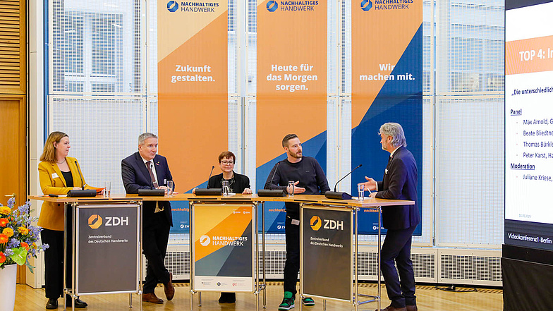 v.l.n.r.: Juliane Kriese (Bereichsleiterin Fachkräfte & Betriebe, Zentralstelle für Weiterbildung im Handwerk), Thomas Bürkle (Geschäftsleitung, Bürkle + Schöck Transformatoren GmbH), Beate Bliedtner (Technische Beraterin, LIV Maler- und Lackiererhandwerk), Max Arnold (Geschäftsführer, ARNOLD print service GmbH), Peter Karst (Hauptgeschäftsführer, HWK Hannover)