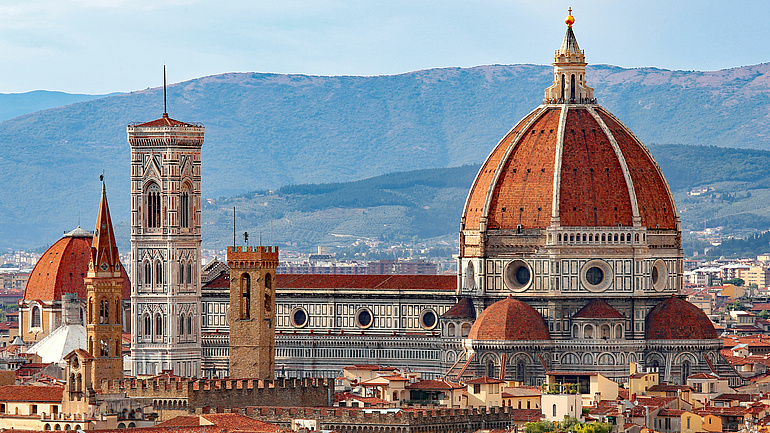 Die Kathedrale von Florenz überragt die umliegenden Gebäude.