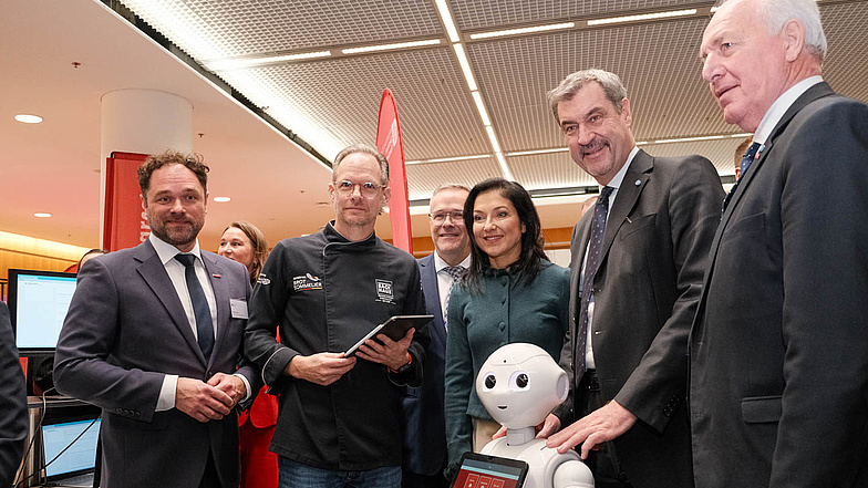 Messerundgang bei der ZUKUNFT HANDWERK und IHM 2026 mit Katherina Reiche, Bundesministerin für Wirtschaft und Energie und Schirmherrin von ZUKUNFT HANDWERK 2026, Markus Söder, Ministerpräsident des Freistaates Bayern und Franz Xaver Peteranderl, Präsident der Handwerkskammer für München und Oberbayern. 